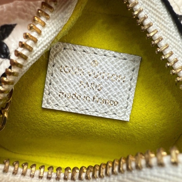 LOUIS VUITTON Monogram
Giant Portemonnaie Cube Mini
Cube Coin Bag Key Charm - Picture 9 of 10